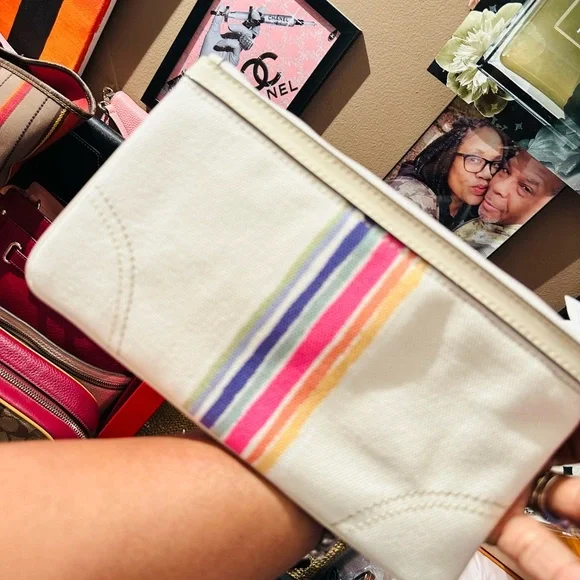 NWT Coach Signature Poppy Legacy Striped Wristlet with Box - Picture 9 of 16